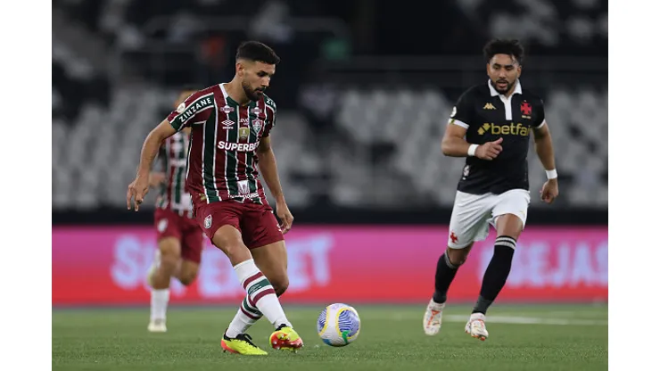 Ignacio, jogador do Fluminense com a posse da bola durante partida no Brasileirao 2024 entre o Vasco no Estádio Olímpico, Rio de Janeiro