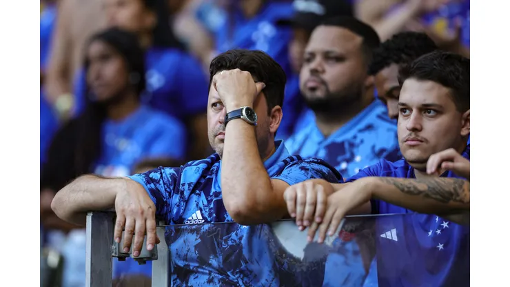 Torcida do Cruzeiro lamenta situacao da equipe, xinga equipe durante partida contra o Vitória no estádio Barradão, Salvador (BA)