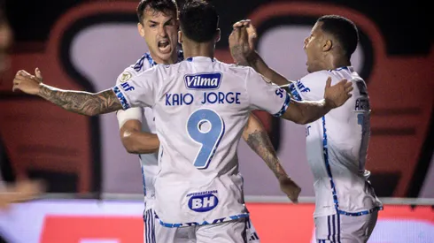 Dinenno comemorando um dos seus gols contra o Vitória