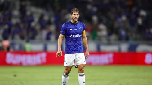 Volante foi titular e capitão diante do Vitória