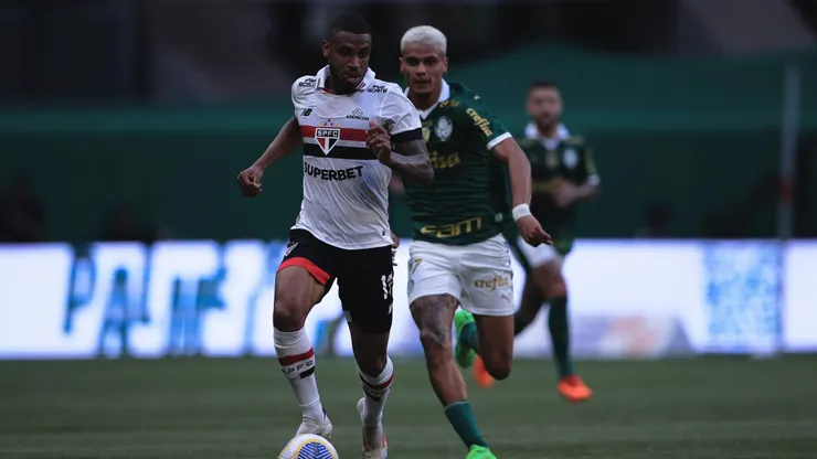 André Silva e Richard Ríos durante clássico