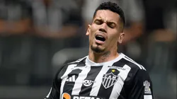 Paulinho reclamou bastante do gramado da Arena MRV - Foto: IMAGO