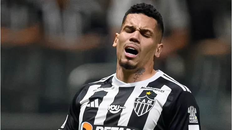 Paulinho reclamou bastante do gramado da Arena MRV - Foto: IMAGO