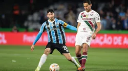 Grêmio e Fluminense se enfrentando na primeira partida das oitavas de final da Libertadores.