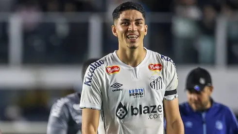 Jair após jogo do Peixe na Série B. Zagueiro pode deixar o clube.