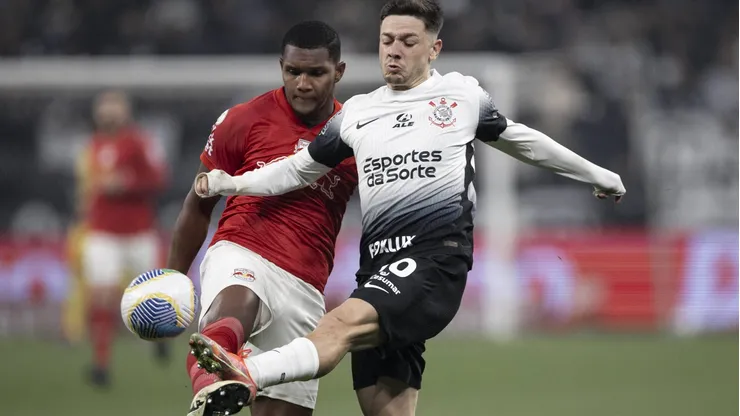 Corinthians e Red Bull Bragantino se enfrentando pelo Campeonato Brasileiro.