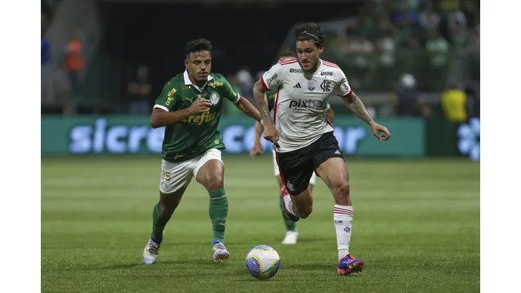 Gabriel Menino, do Palmeiras, e Pedro, do Flamengo, durante jogo pela Copa do Brasil (Foto: Ricardo Moreira/Getty Images)