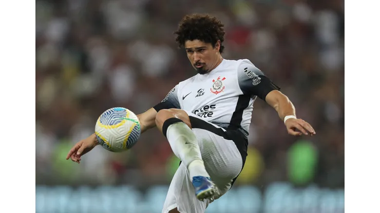 Corinthians e Bragantino duelam na Sul-Americana.