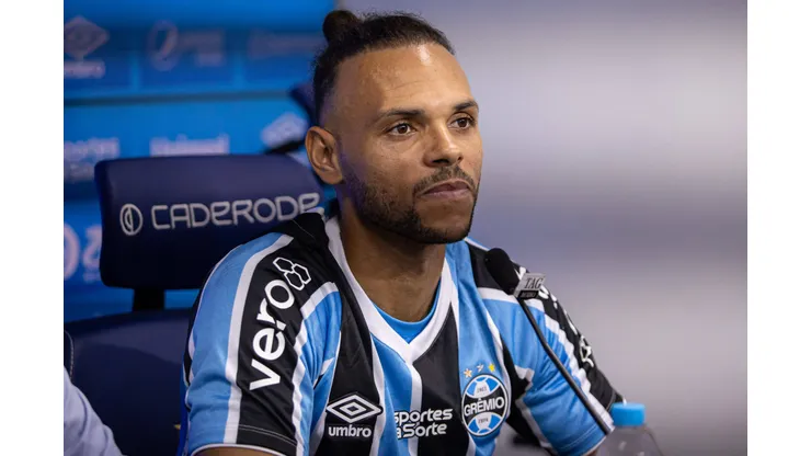2nd August 2024 Gr& xeamio, CT Luiz Carvalho, Porto Alegre, Rio Grande do Sul, Brazil: Martin Braithwaite DEN, is introduced as a new signing for the club PUBLICATIONxNOTxINxUK ActionPlus12675517 RichardxDucker