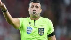 O árbitro Bráulio da Silva Machado durante partida entre Flamengo e Cruzeiro, no Maracanã, pelo Campeonato Brasileiro, no dia 30/06/2024.