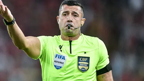 O árbitro Bráulio da Silva Machado durante partida entre Flamengo e Cruzeiro, no Maracanã, pelo Campeonato Brasileiro, no dia 30/06/2024.