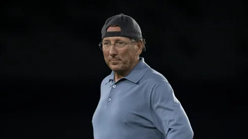 John Textor quer tirar zagueiro do Santos para a temporada