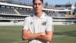 Jair, jovem craque dos Santos no campo do clube carioca.
