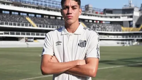 Jair, jovem craque dos Santos no campo do clube carioca.