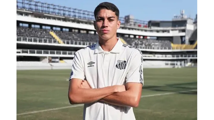 Jair, jovem craque dos Santos no campo do clube carioca.