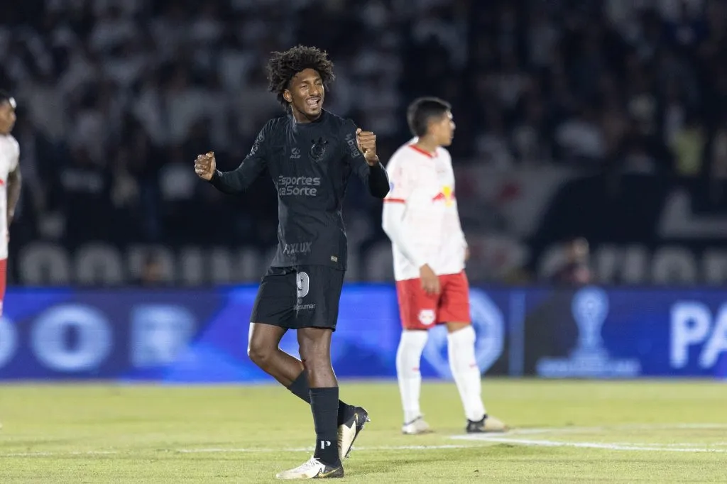 Talles Magno jogador do Corinthians em sua estreia pelo Timão e celebrando seu gol contra o Bragantino no  Santa Cruz pela Sul-Americana 2024 – Foto: Diogo Reis/AGIF