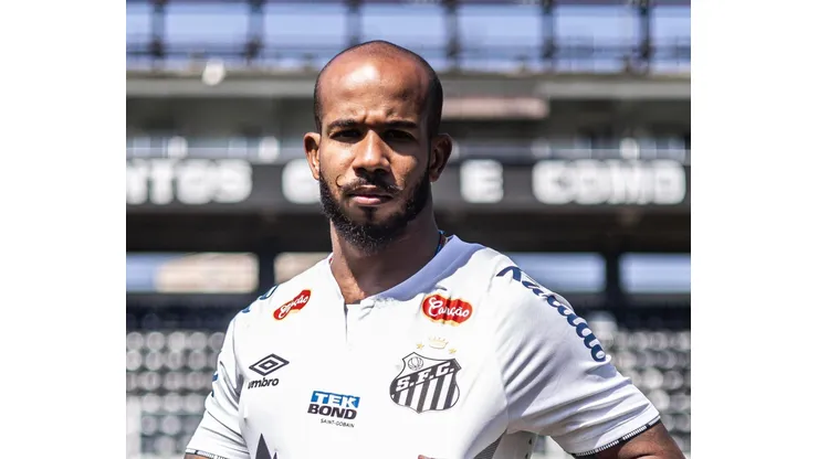 Técnico do Santos é cobrado por ausência de Patrick