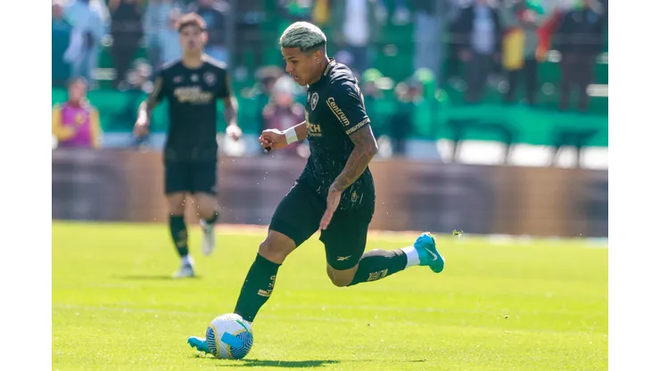 RS - CAXIAS DO SUL - 11/08/2024 - BRASILEIRO A 2024, JUVENTUDE X BOTAFOGO - Matheus Martins jogador do Botafogo durante partida contra o Juventude no estadio Alfredo Jaconi pelo campeonato Brasileiro A 2024. Foto: Luiz Erbes/AGIF