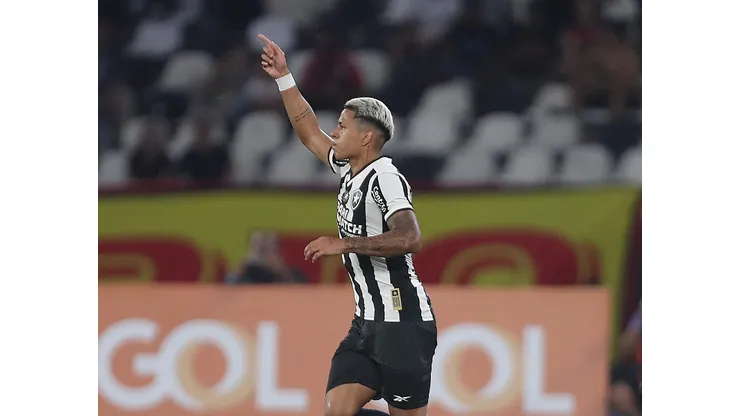 RIO DE JANEIRO, BRAZIL - AUGUST 18: Matheus Martins of Botafogo celebrates after scoring the team´s third goal during the match between Botafogo and Flamengo as part of Brasileirao 2024 at Estadio Olimpico Nilton Santos on August 18, 2024 in Rio de Janeiro, Brazil. (Photo by Wagner Meier/Getty Images)