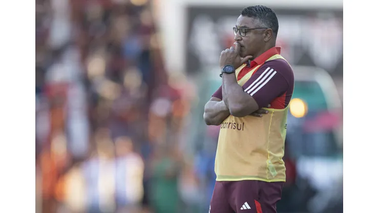 GO - GOIANIA - 18/08/2024 - BRASILEIRO A 2024, ATLETICO-GO X INTERNACIONAL - Roger Machado tecnico do Internacional durante partida contra o Atletico-GO no estadio Antonio Accioly pelo campeonato Brasileiro A 2024. Foto: Heber Gomes/AGIF