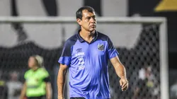 Treinador do Santos em partida na Vila Belmiro