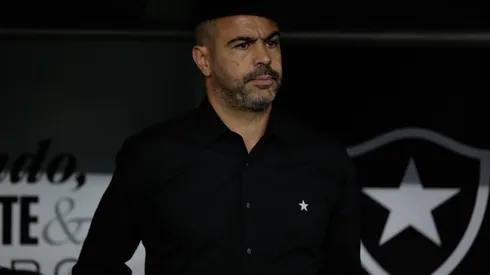 Soccer - Brasileirao 2024 - Botafogo 0:0 Internacional RIO DE JANEIRO, BRAZIL - JULY 20: ARTUR JORGE, Head Coach of Botafogo, looks on before the match between Botafogo and Internacional as part of Brasileirao 2024 at Nilton Santos Stadium on July 20, 2024 in Rio de Janeiro, Brazil. Rio de Janeiro Nilton Santos Stadium Brazil Copyright: xRuanoxCarneiroxRuanoxCarneirox