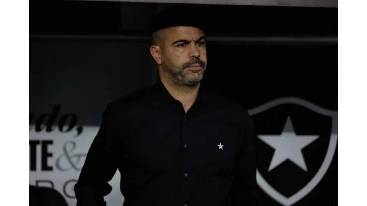 Soccer - Brasileirao 2024 - Botafogo 0:0 Internacional RIO DE JANEIRO, BRAZIL - JULY 20: ARTUR JORGE, Head Coach of Botafogo, looks on before the match between Botafogo and Internacional as part of Brasileirao 2024 at Nilton Santos Stadium on July 20, 2024 in Rio de Janeiro, Brazil. Rio de Janeiro Nilton Santos Stadium Brazil Copyright: xRuanoxCarneiroxRuanoxCarneirox
