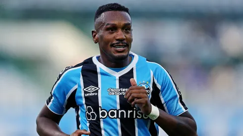 Edenílson, do Grêmio, errou uma das penalidades na eliminação da Copa do Brasil para o Corinthians.