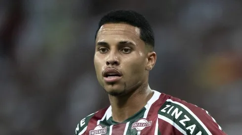 Alexsander durante partida do Brasileirão. Volante vai jogar na Arábia Saudita.