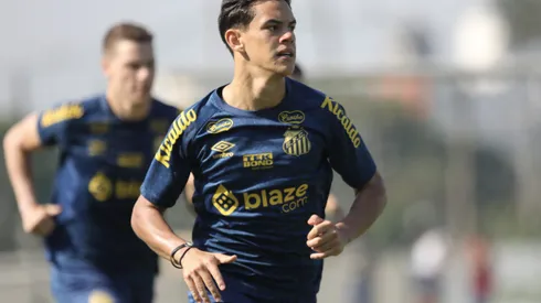 SP - SANTOS - 21/06/2024 - SANTOS, TREINO - JP Chermont jogador do Santos durante treino no Centro de Treinamento CT Rei Pele. Foto: Reinaldo Campos/AGIF