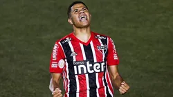 Gabriel Sara, camisa 42 do São Paulo comemora após marcar o primeiro gol de sua equipe durante a partida contra o Santos como parte da Brasileirao Series A 2020 no Estádio Vila Belmiro