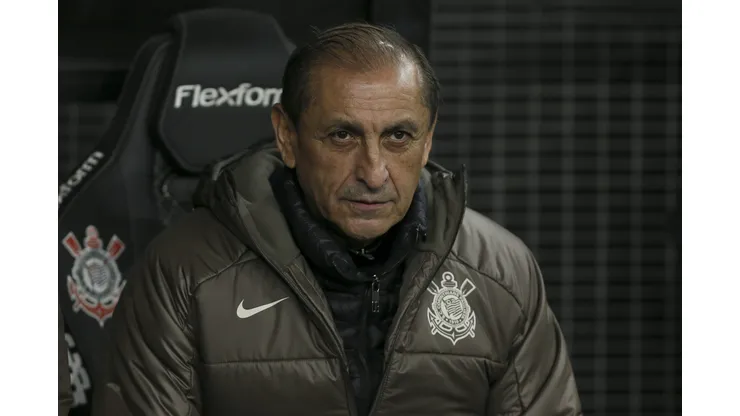 SAO PAULO, BRAZIL - AUGUST 10: Head coach Ramon Diaz of Corinthians looks on from the bench during the Brasileirao 2024 match between Corinthians and Red Bull Bragantino at Neo Quimica Arena on August 10, 2024 in Sao Paulo, Brazil. (Photo by Ricardo Moreira/Getty Images)