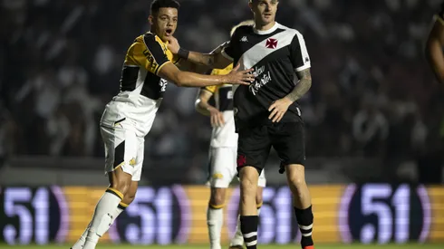 Vegetti jogador do Vasco disputa lance com Walisson Maia jogador do Criciuma. Foto: Jorge Rodrigues/AGIF