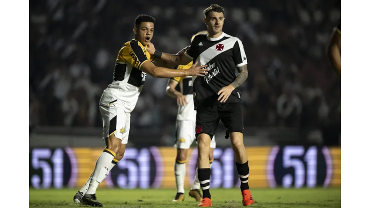 Vegetti jogador do Vasco disputa lance com Walisson Maia jogador do Criciuma. Foto: Jorge Rodrigues/AGIF
