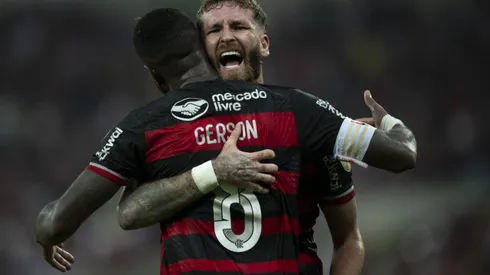 Leo Pereira jogador do Flamengo comemora seu gol com Gerson. Foto: Jorge Rodrigues/AGIF