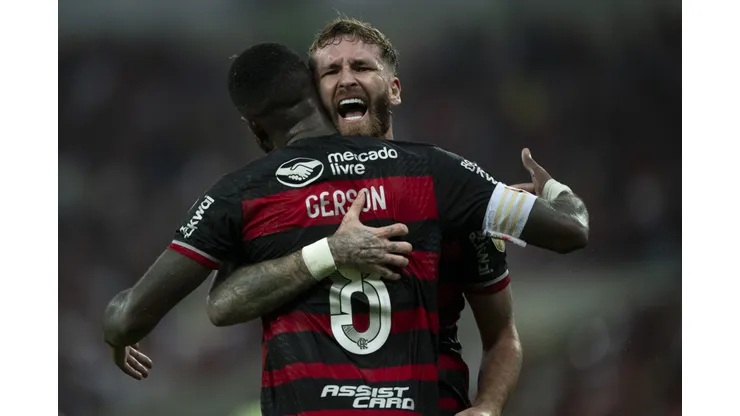 Leo Pereira jogador do Flamengo comemora seu gol com Gerson. Foto: Jorge Rodrigues/AGIF