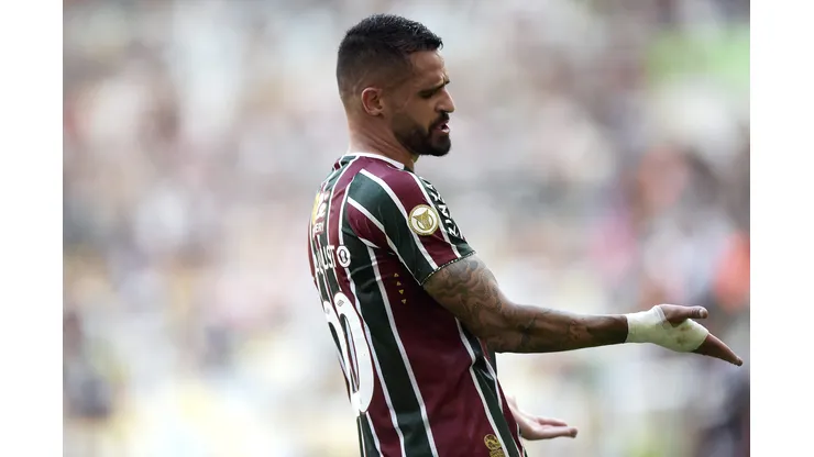 RJ - RIO DE JANEIRO - 23/06/2024 - BRASILEIRO A 2024, FLUMINENSE X FLAMENGO - Renato Augusto jogador do Fluminense lamenta durante partida contra o Flamengo no estadio Maracana pelo campeonato Brasileiro A 2024. Foto: Alexandre Loureiro/AGIF