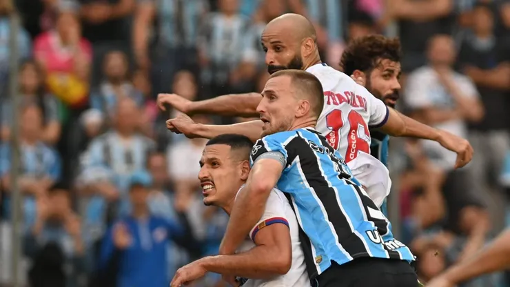 Thaciano faz gol contra o Grêmio na 23ª rodada do Campeonato Brasileiro.
