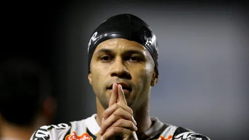 Serginho comemora gol pelo Peixe. Meia não convence os torcedores.