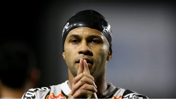 Serginho comemora gol pelo Peixe. Meia não convence os torcedores.