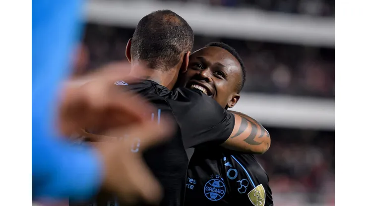 LA PLATA, ARGENTINA - APRIL 23: Nathan Fernandes (R) of Gremio celebrates with teammate Joao Pedro Galvao after scoring the team's first goal during a Copa CONMEBOL Libertadores 2024 Group C match between Estudiantes and Gremio at Jorge Luis Hirschi Stadium on April 23, 2024 in La Plata, Argentina. (Photo by Marcelo Endelli/Getty Images)