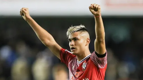 Carlos Alcaraz negocia saída do Southampton rumo ao Mengão.