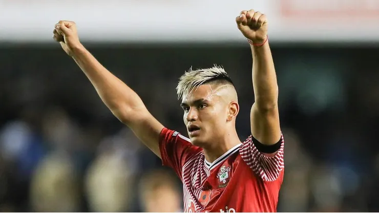 Carlos Alcaraz negocia saída do Southampton rumo ao Mengão.