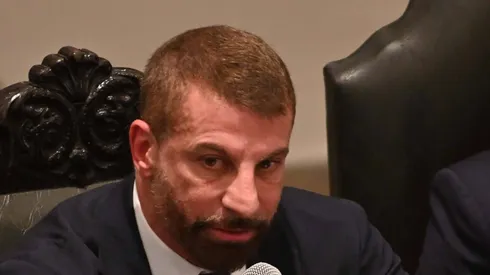 Pedrinho, presidente do Vasco, é informado da decisão do atacante no mercado da bola.