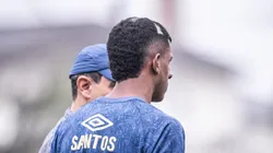 Alejandro Villareal conversa com Carille e pode receber chance. Foto: Raul Baretta/ Santos FC.