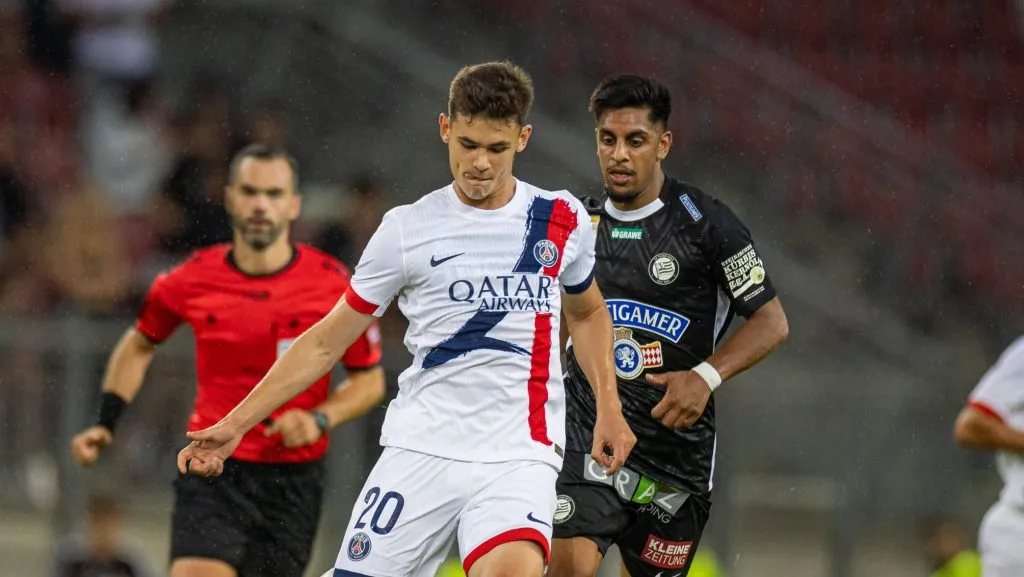 Moscardo jogando com camisa branca do PSG - Moscardo ainda não atuou pelo PSG e está emprestado ao Stade de Reims - Foto: IMAGO