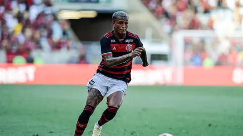 Wesley em ação com a camisa do Flamengo, contra o Volta Redonda