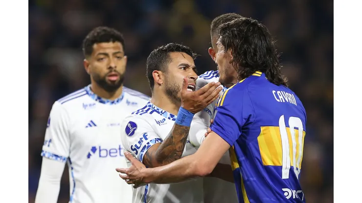 BUENOS AIRES, ARGENTINA - AUGUST 15: William of Cruzeiro argues with Edinson Cavani of Boca Juniors during the 2024 Copa CONMEBOL Sudamericana round of 16 first leg match between Boca Juniors and Cruzeiro at Estadio Alberto J. Armando on August 15, 2024 in Buenos Aires, Argentina. (Photo by Daniel Jayo/Getty Images)
