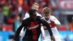 Jeremie Frimpong pelo Bayer Leverkusen em partida diante do VfB Stuttgart (Photo by Lars Baron/Getty Images)