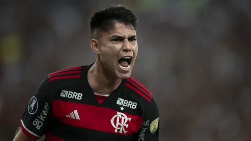Jogador comemora seu gol em jogo da Libertadores. Jorge Rodrigues/AGIF.